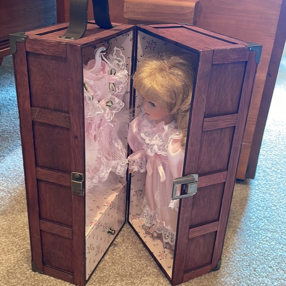 Porcelain doll in carrying crate. Additional dress, shoes and hanger. NWOT. - Picture 13 of 13